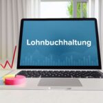 Ein Laptop auf dem Lohnbuchhaltung steht