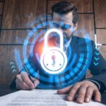 Ein Mann unterzeichnet ein Dokument und überlagert von Datenschutz