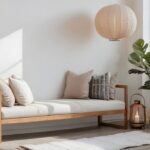 Helle Ruhezone mit Sitzbank, Kissen, Pflanzen und Laterne als wohnliche Alternative zum Schminktisch