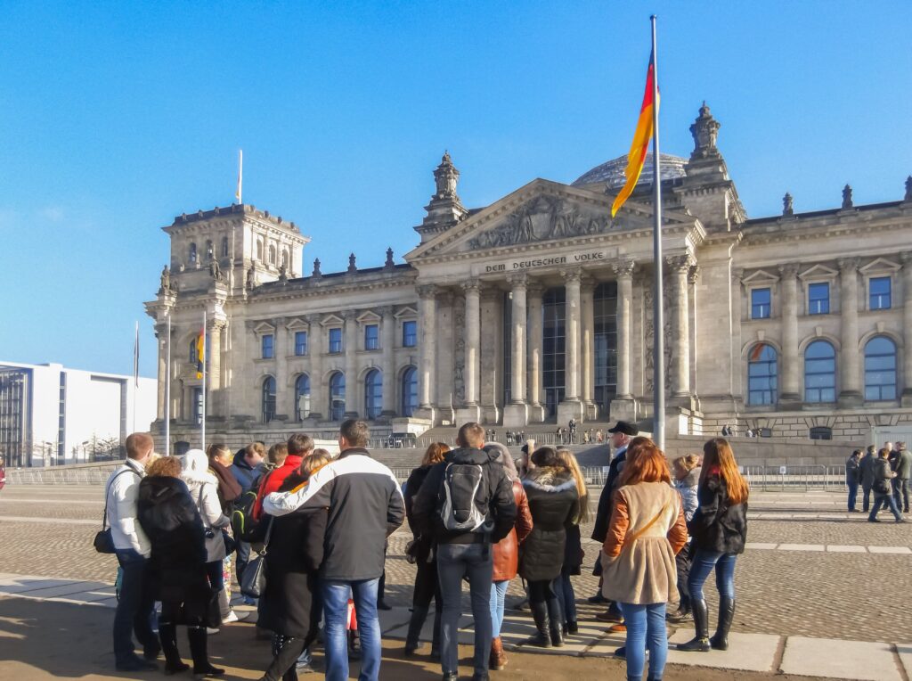 Schülergruppe vor dem Reichstagsgebäude bei Klassenfahrt in Berlin