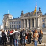 Schülergruppe vor dem Reichstagsgebäude bei Klassenfahrt in Berlin