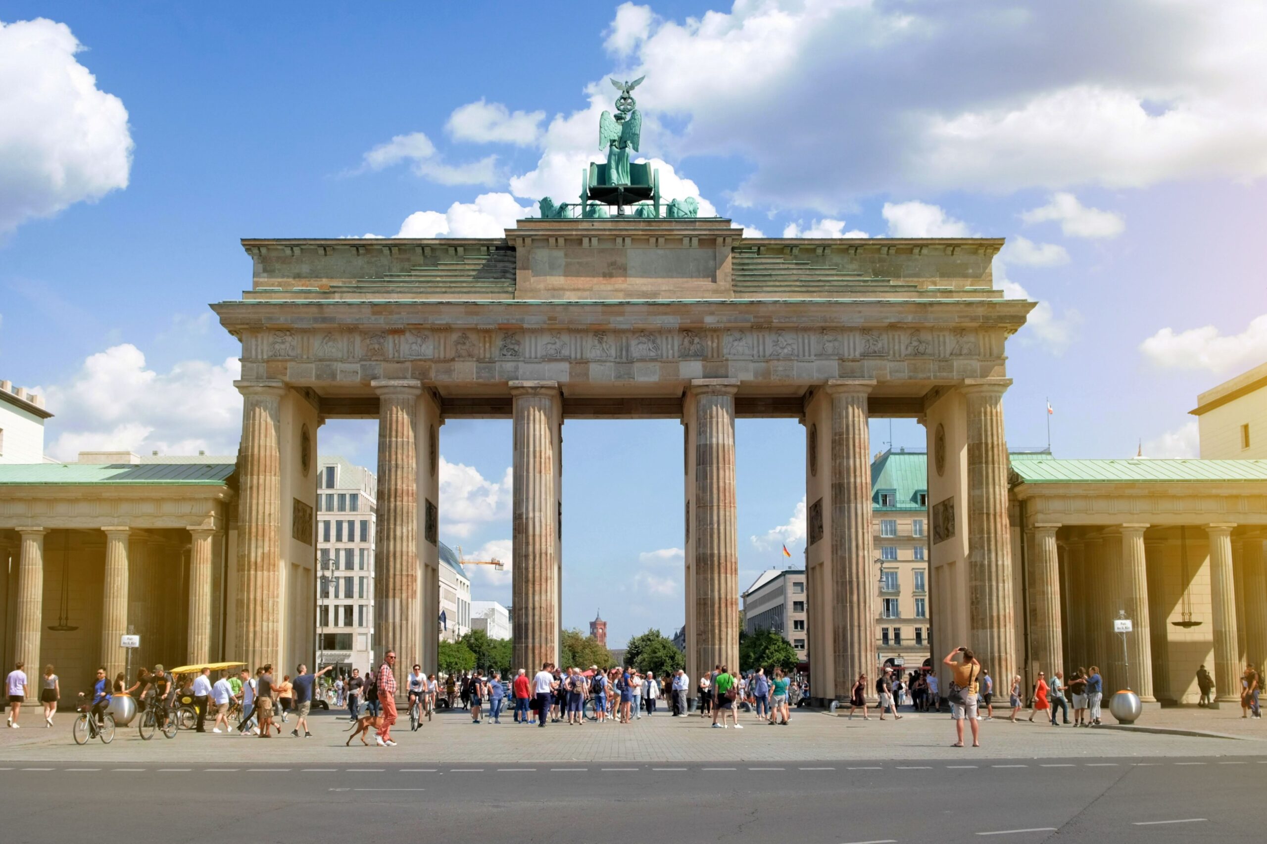 Brandenburger Tor mit Besuchergruppen als historischer Lernort bei einer Klassenfahrt in Berlin