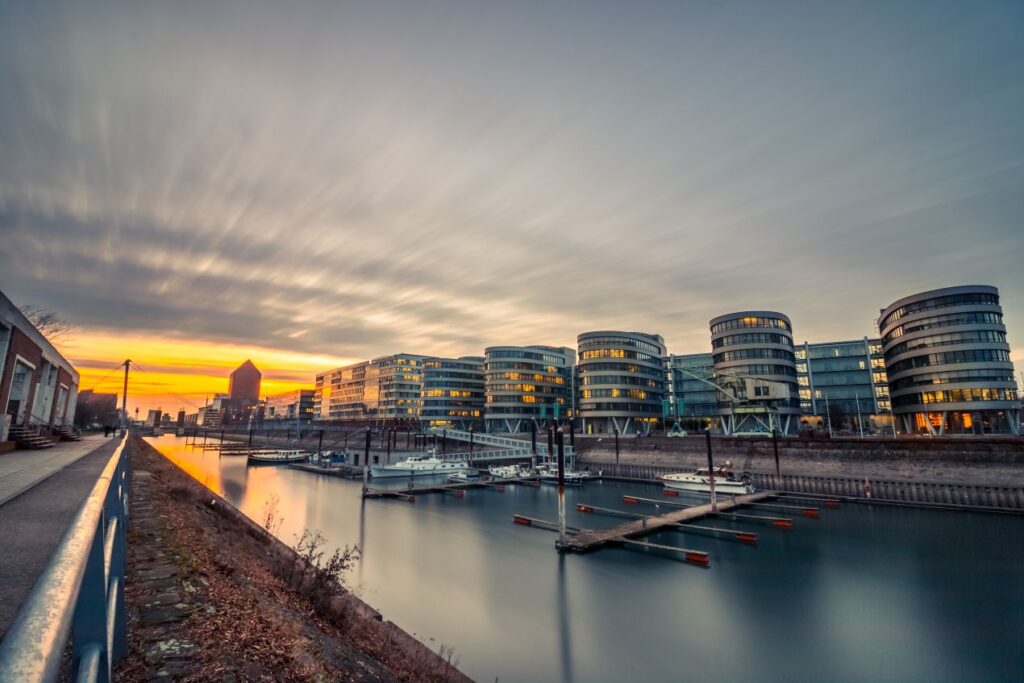Moderne Buerogebaeude am Innenhafen Duisburg bei Sonnenuntergang, relevant fuer regionale Heizöl Duisburg Lieferketten