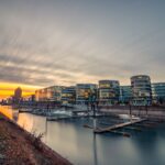 Moderne Buerogebaeude am Innenhafen Duisburg bei Sonnenuntergang, relevant fuer regionale Heizöl Duisburg Lieferketten