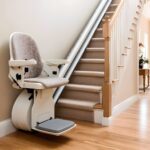 Installierter Treppenlift im Flurbereich | Sitzlift