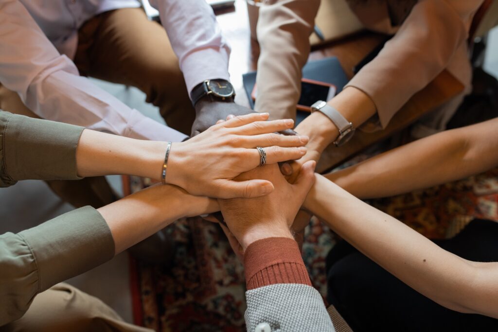 Hände im Kreis als Solidarität | Nothilfe Jemen