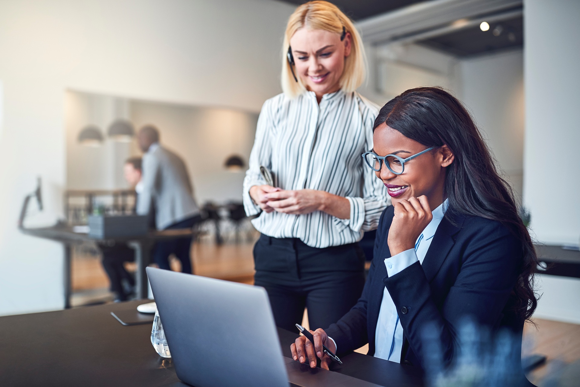 Frauen bei Teamarbeit im Büro | Schlüsseldienst Mönchengladbach